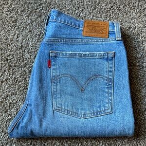 Levi’s light/mid wash/ripped jeans - like new